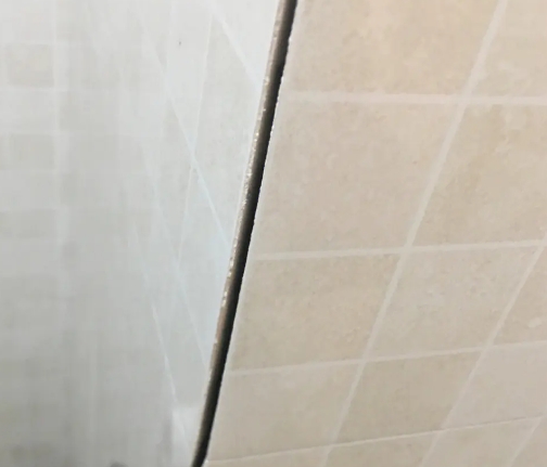 昭化瓷砖空鼓维修公司分享阳台瓷砖脱落的修复过程可以分为以下几个步骤