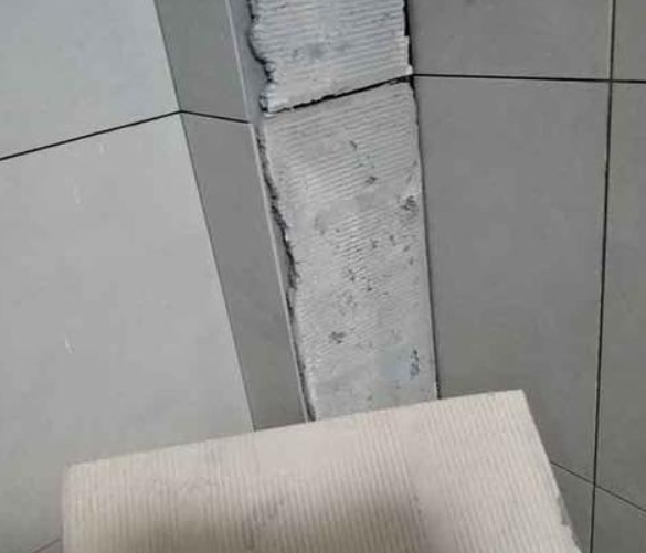 昭化瓷砖空鼓维修公司分享下厨房瓷砖脱落的补救措施。